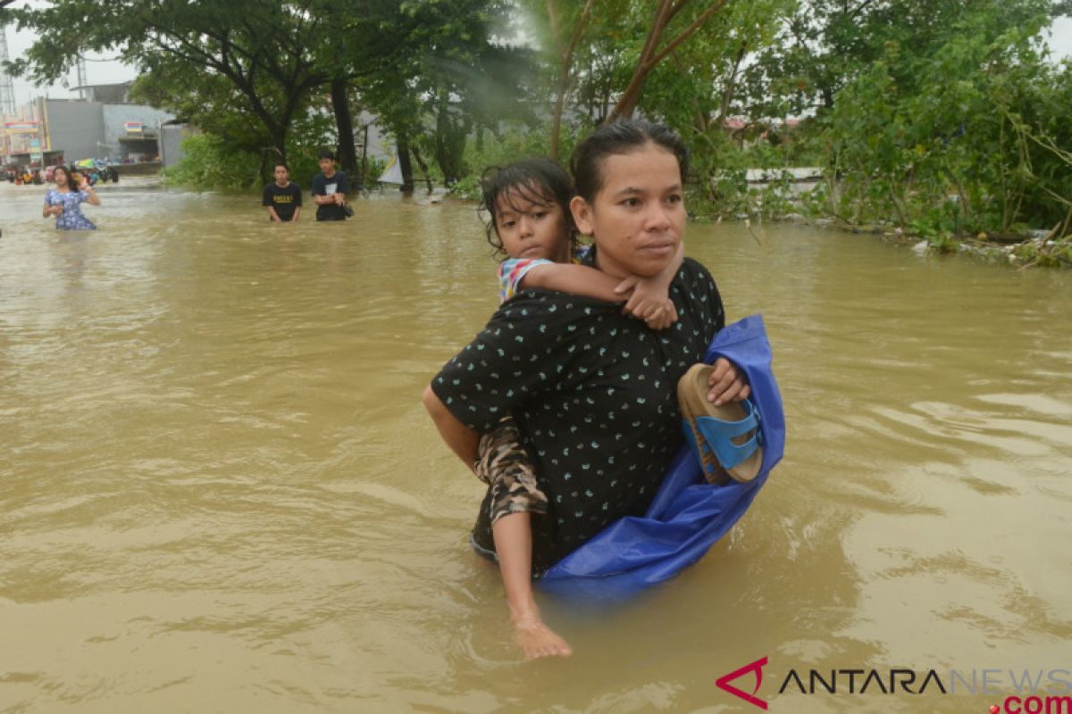 Flash flood takes Makassar residents by surprise
