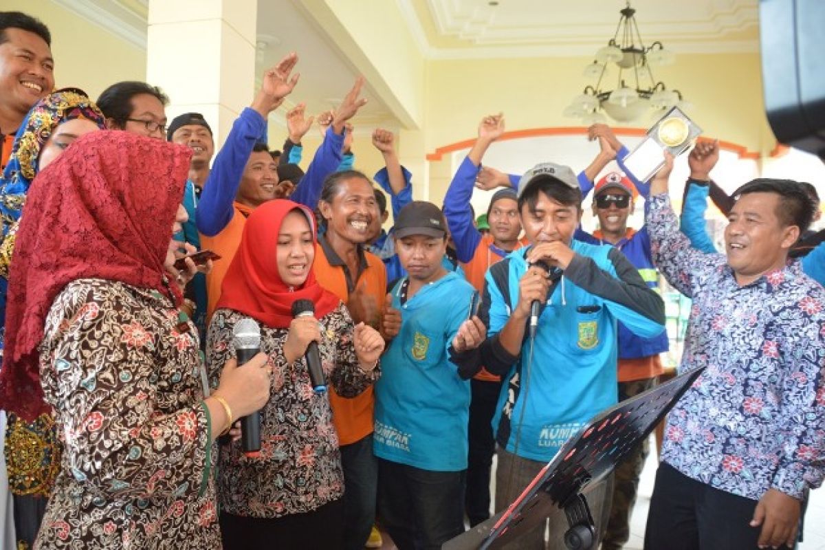 Usai Kirab Adipura, Wali Kota Mojokerto Bersama Pasukan Kuning Nyanyi Bareng