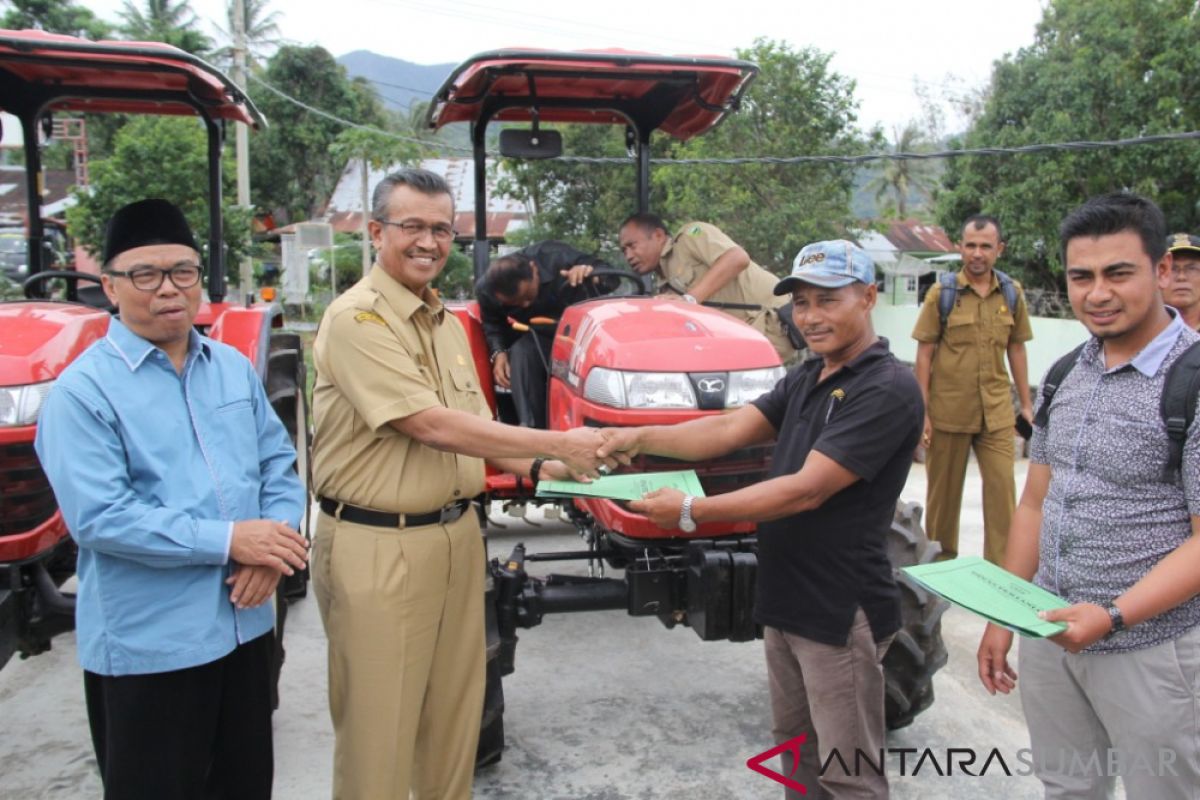 Kabupaten Solok terima bantuan mesin alat pertanian dari anggota DPR RI