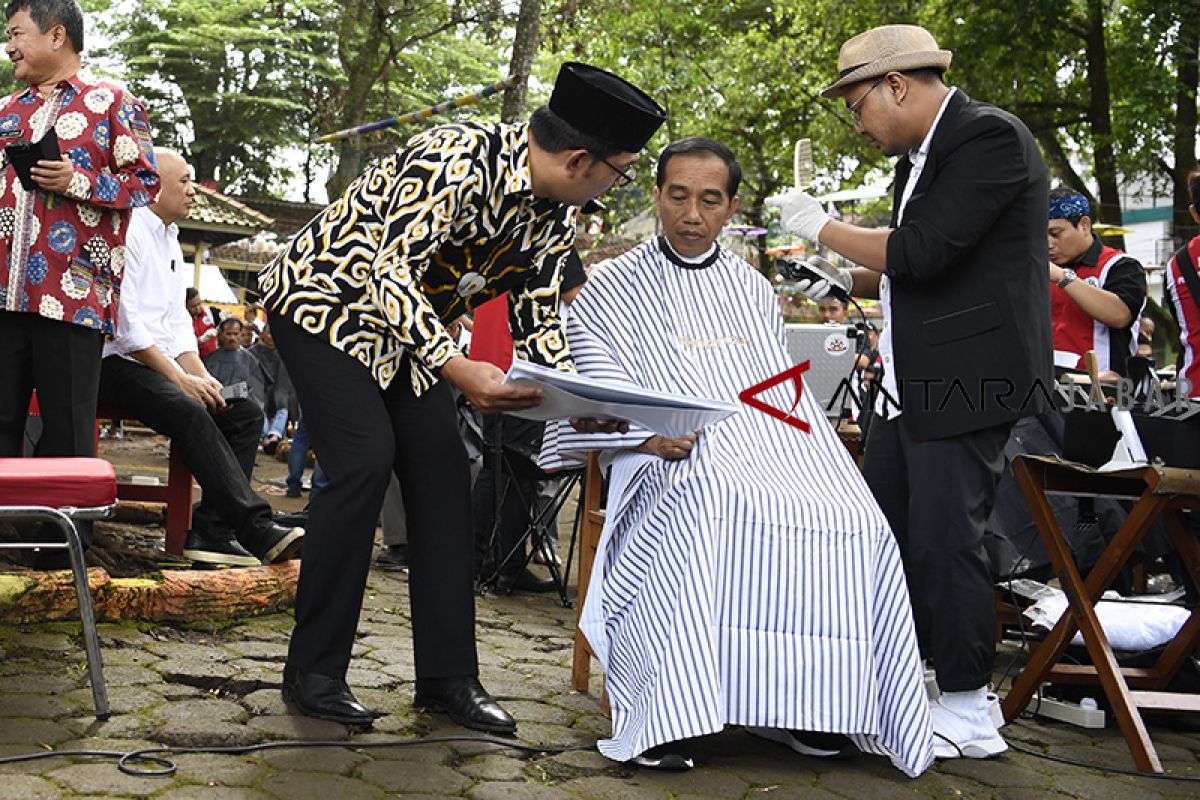 Ingin model anak muda, Jokowi unggah vlog potong rambut