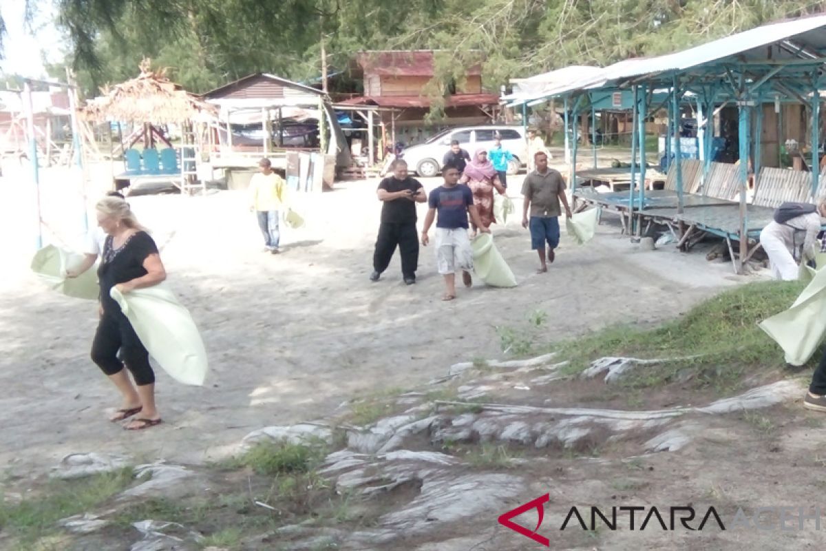 Volunteers Ceko kutip sampah di Pantai Pulo Sarok Singkil