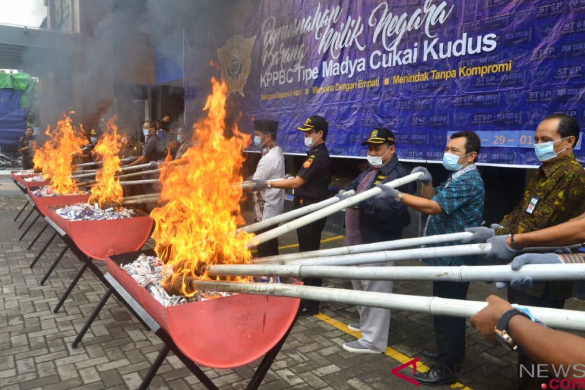 15,3 juta batang rokok ilegal dimusnahkan