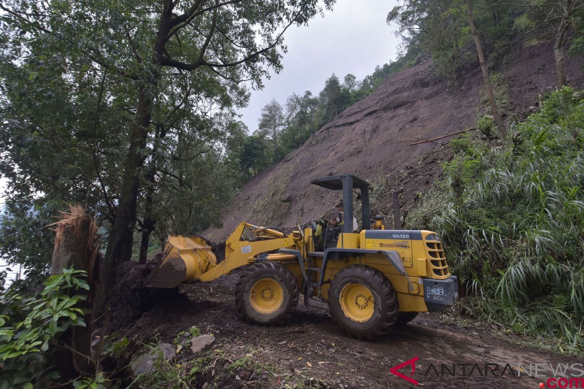 Jalan provinsi di  Sindang Kelingi, Bengkulu yang tertimbun longsor sudah dapat dilalui