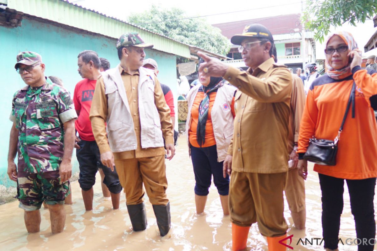 Bupati Hamim  Serahkan Bantuan Korban Banjir Boalemo