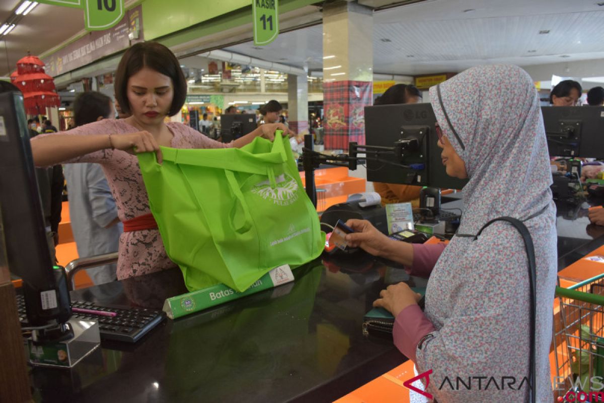 Ada insentif bagi daerah yang batasi penggunaan kantong plastik