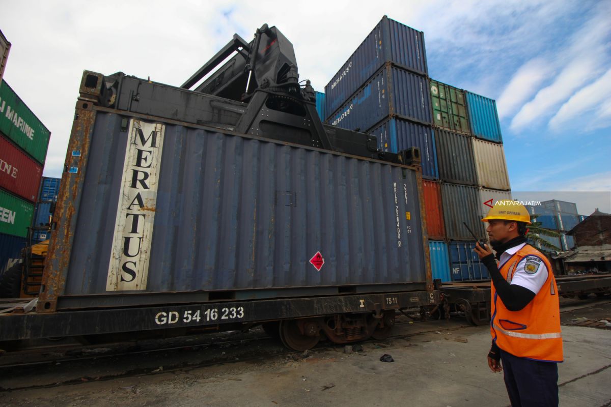 Daop Surabaya maksimalkan kereta angkutan barang saat PSBB