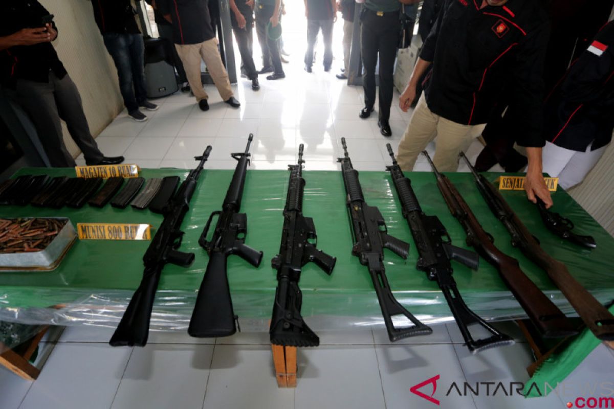 Warga Aceh serahkan delapan senjata api ke TNI AD