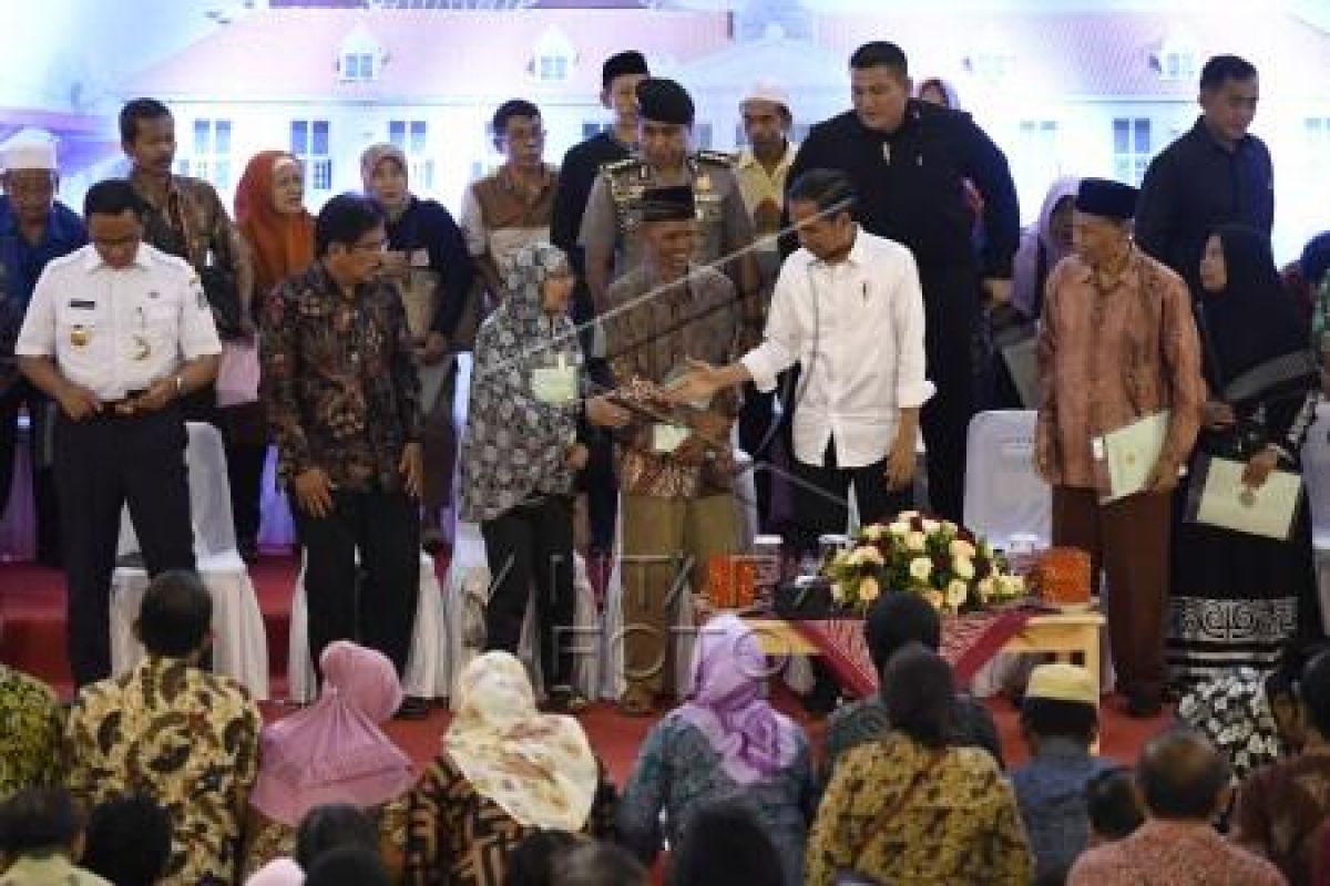 Presiden serahkan 3.000 sertifikat tanah di Jakarta Barat