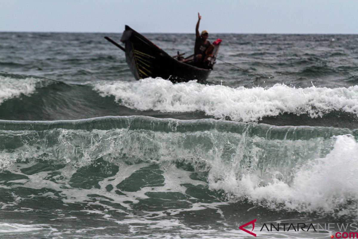 Gelombang tinggi hingga enam meter berpotensi di laut selatan Jawa