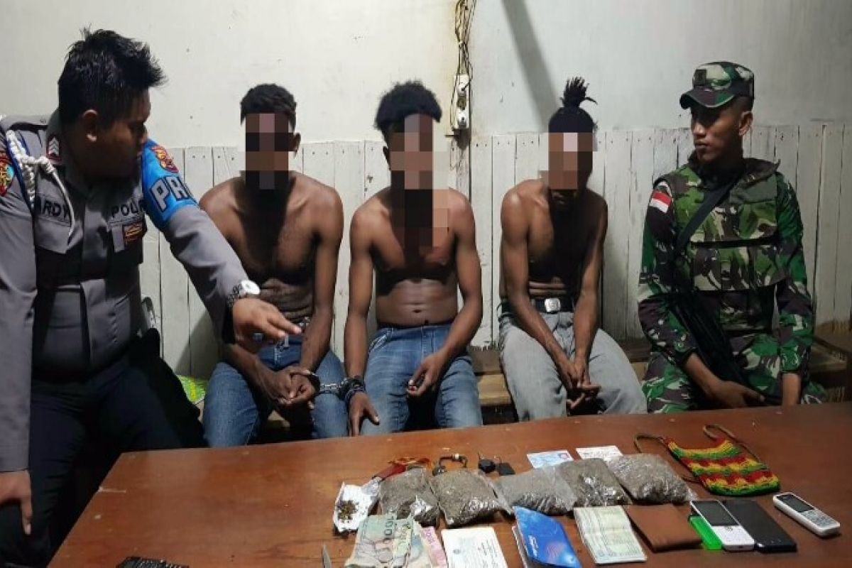 Satgas Pamtas Yonif 328/DGH amankan ganja dan minum beralkohol