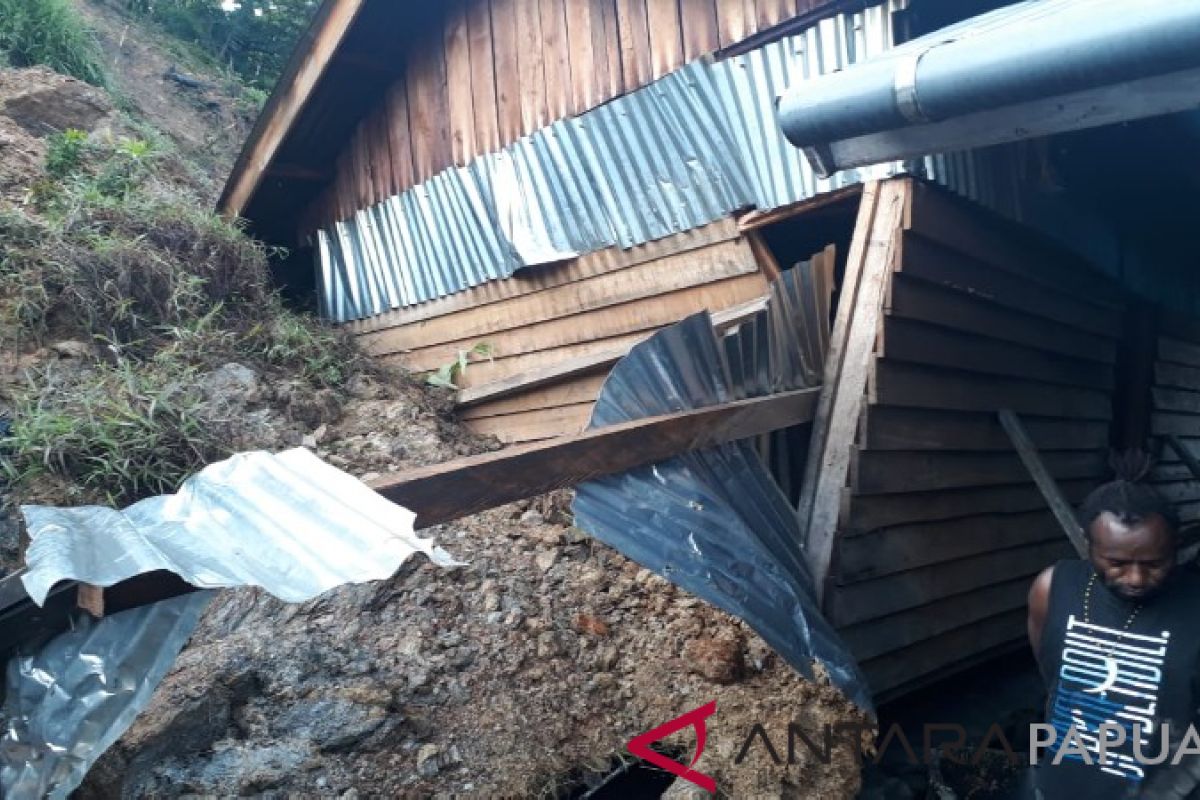 Satu rumah rusak akibat bencana tanah longsor di Kampung Kuragime