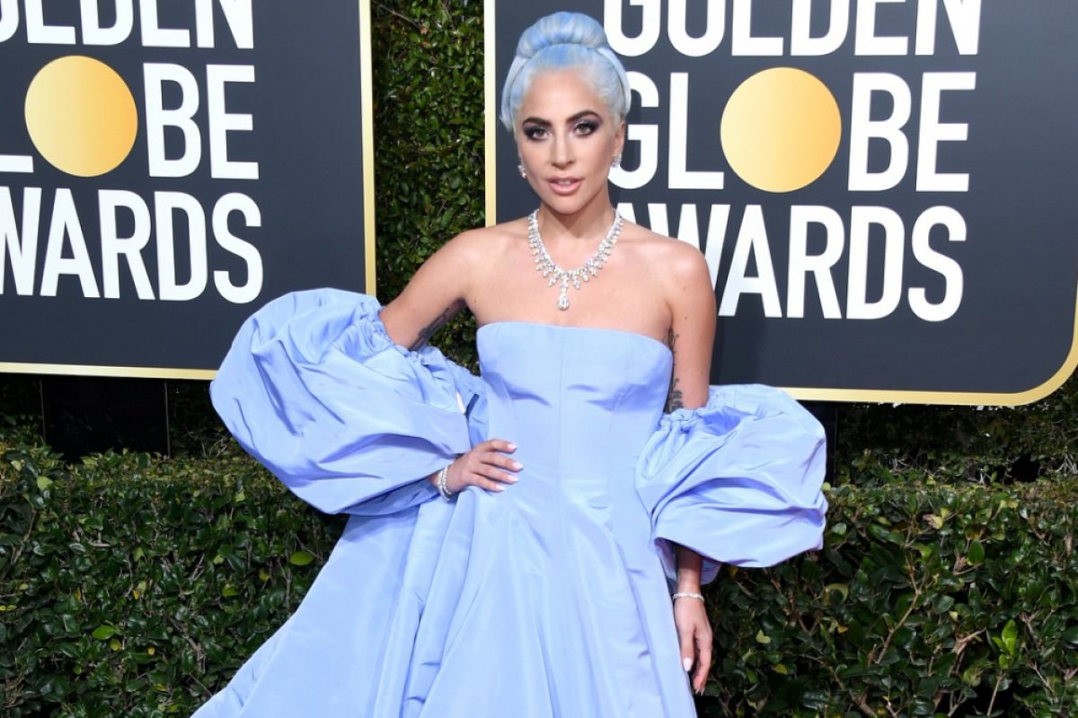 Tampilan baru Lady Gaga di Golden Globes 2019