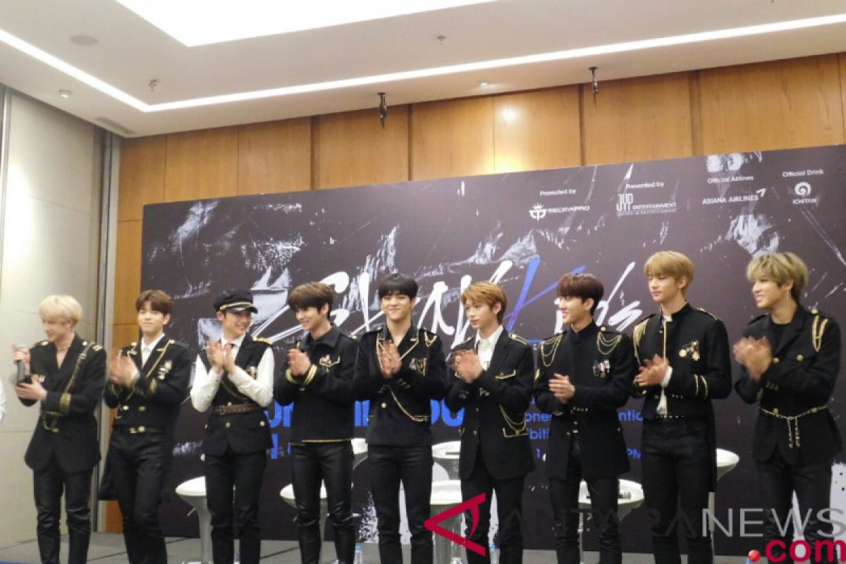 Stray Kids terharu ditunggu penggemar Indonesia