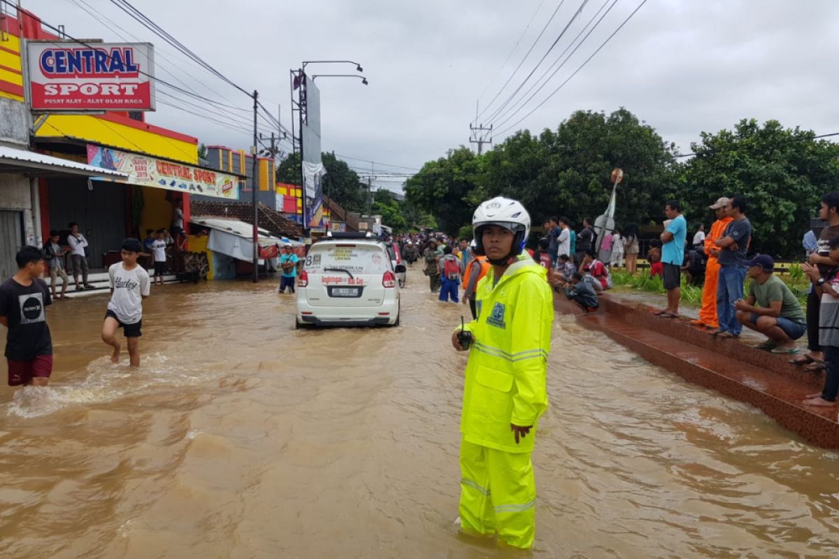 Polda Banten Berlakukan Buka Tutup Di Labuan Akibat Banjir