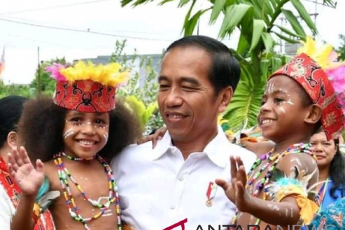 Dukung Jokowi, ratusan kepala suku Papua Barat sambangi Istana