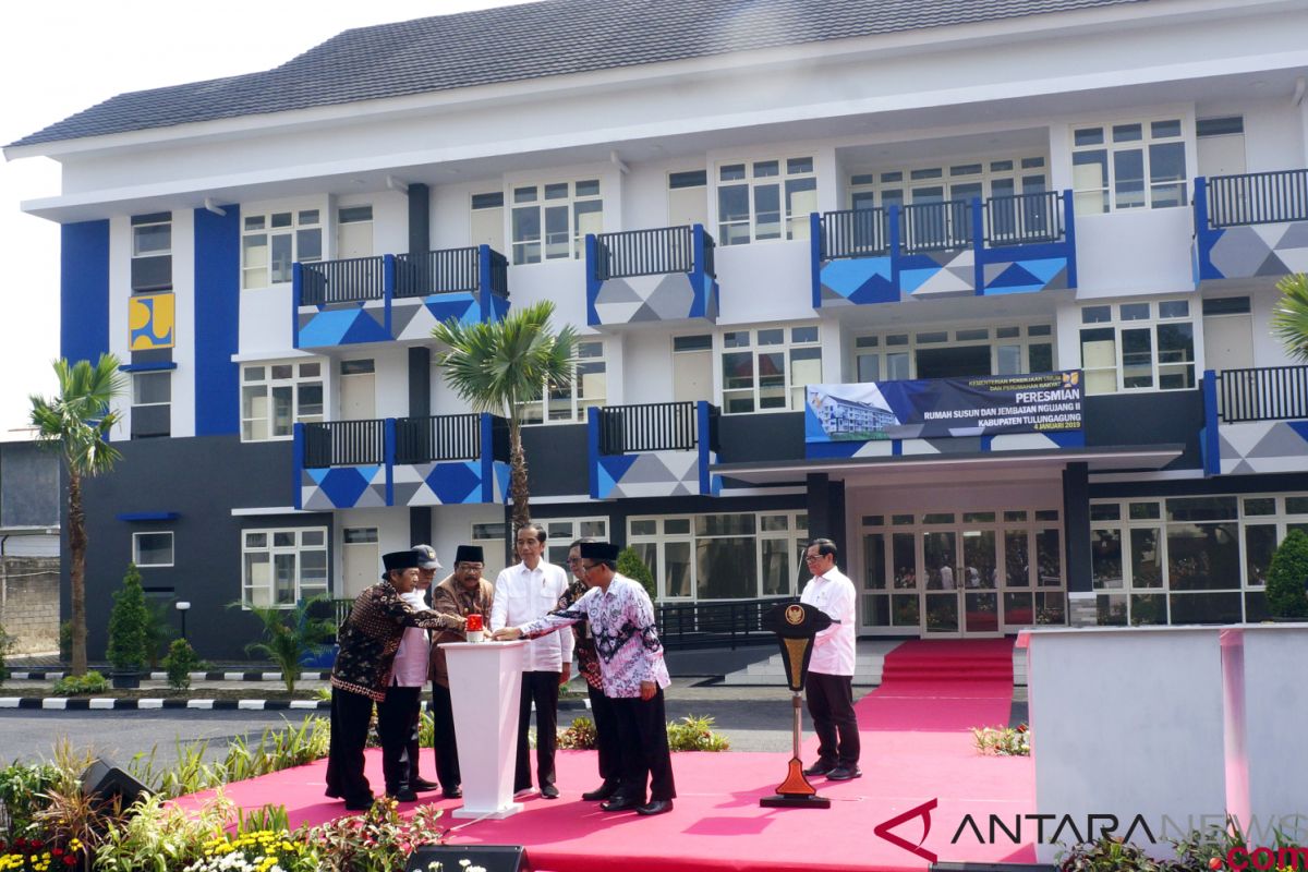 President Jokowi inaugurates low-cost apartments, bridge in Tulungagung