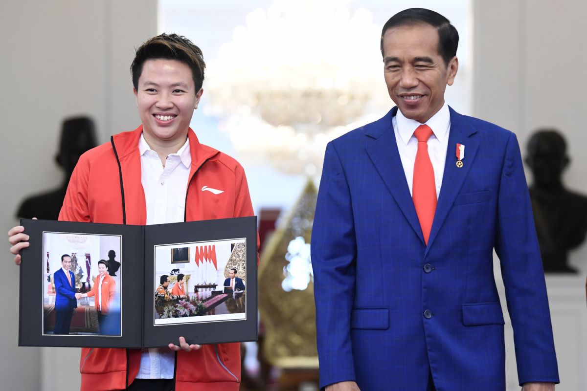 Jokowi receives Liliyana Natsir at Merdeka Palace