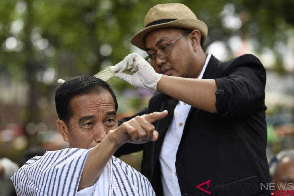 Presiden Jokowi Ikuti Potong Rambut Massal