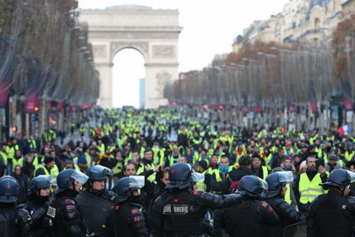 Penerbangan internasional ke Paris turun di tengah protes rompi kuning