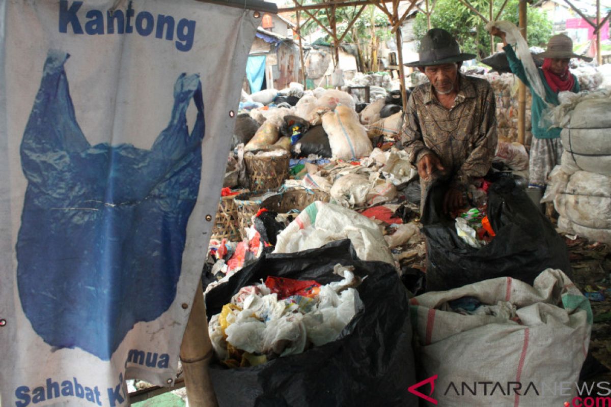 Mengintip kehidupan 24 jam bersama sampah