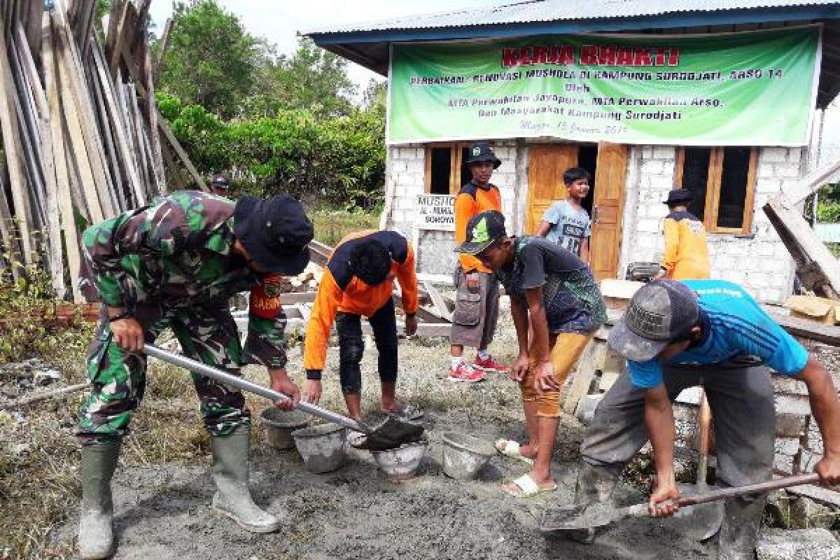 Babinsa dan warga renovasi mushala Kampung Skanto