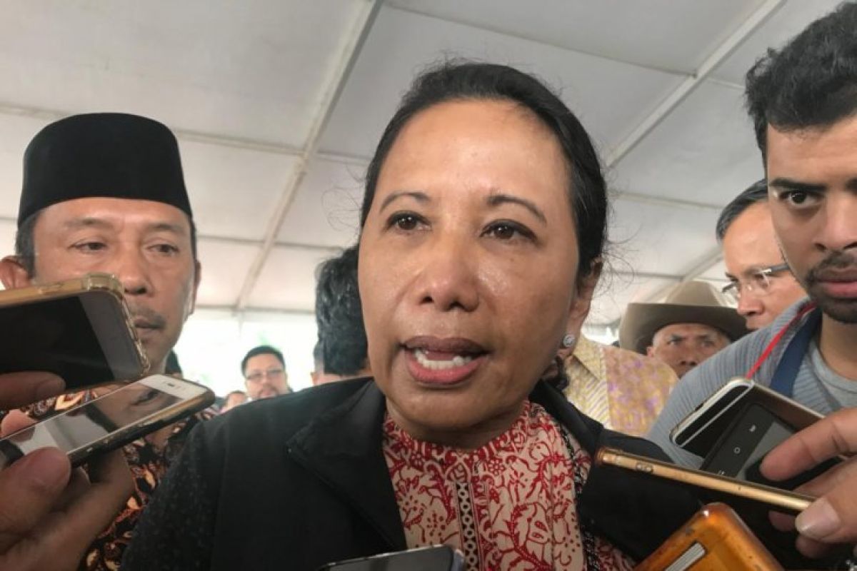 Menteri BUMN pamerkan sepatunya seharga Rp200 ribu