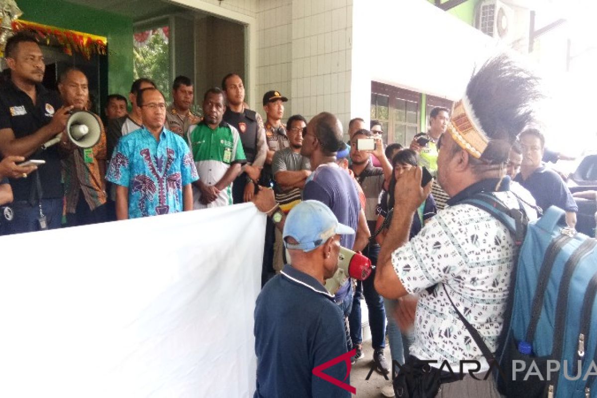 Warga gelar demo di kantor UPT KLHK Papua