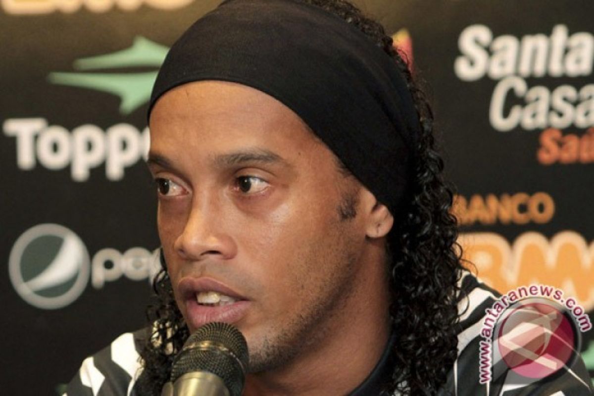 Ronaldinho berbagi ilmu dengan pemain pemula Indonesia