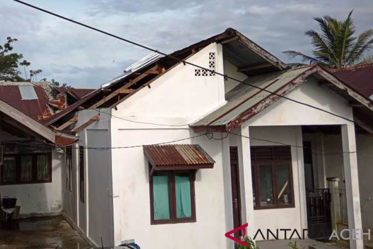Badai tumbangkan pohon dan terbangkan atap rumah warga di Meulaboh