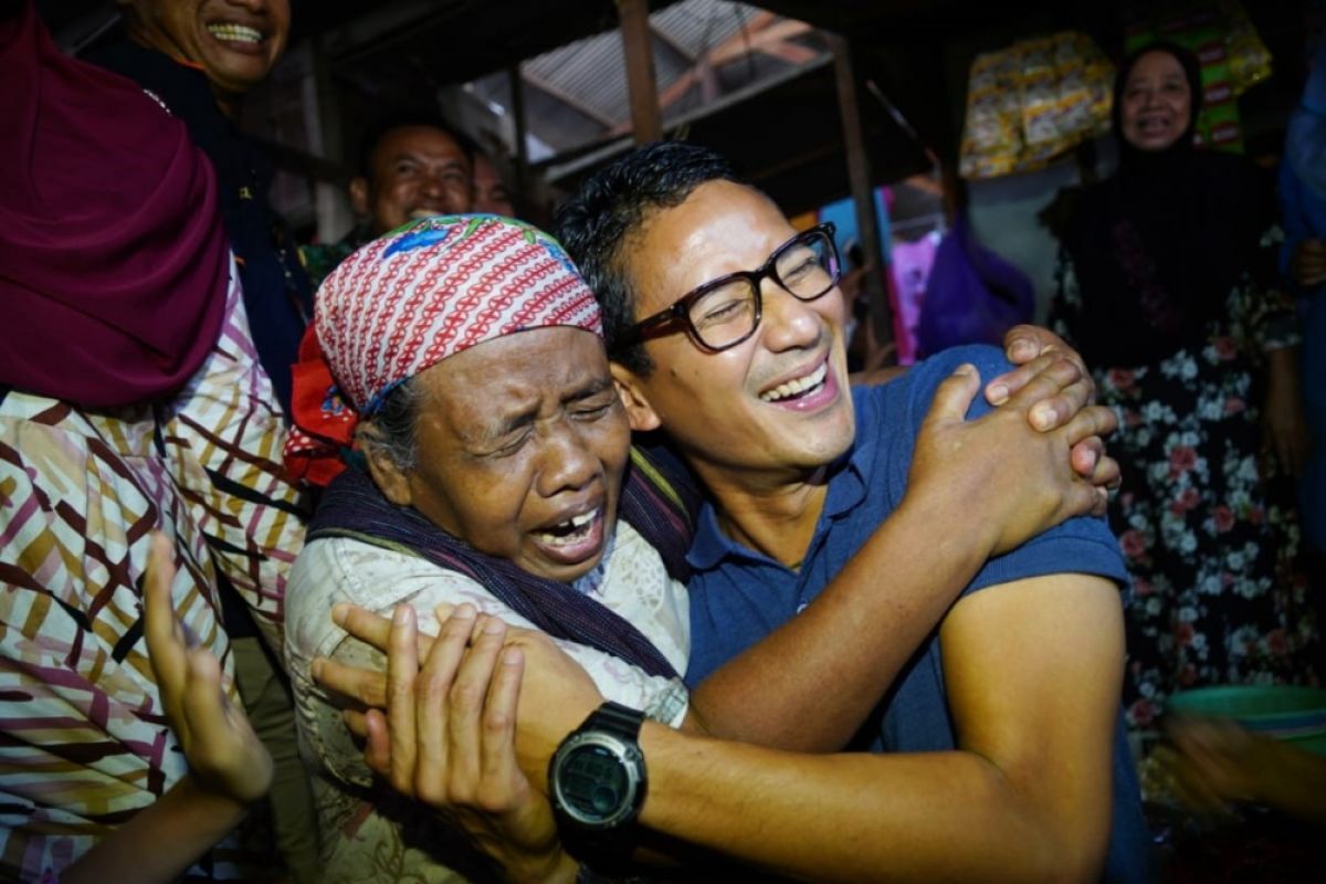 Sandiaga dipeluk pemulung Pasar Rembang