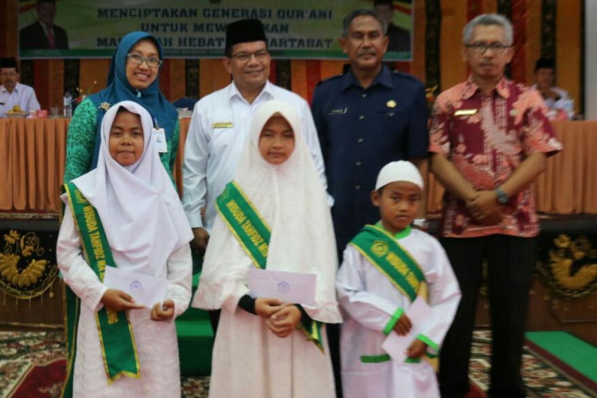 Hafal tujuh juz, Gista Kasmita tahfidz tebaik tingkat madrasah