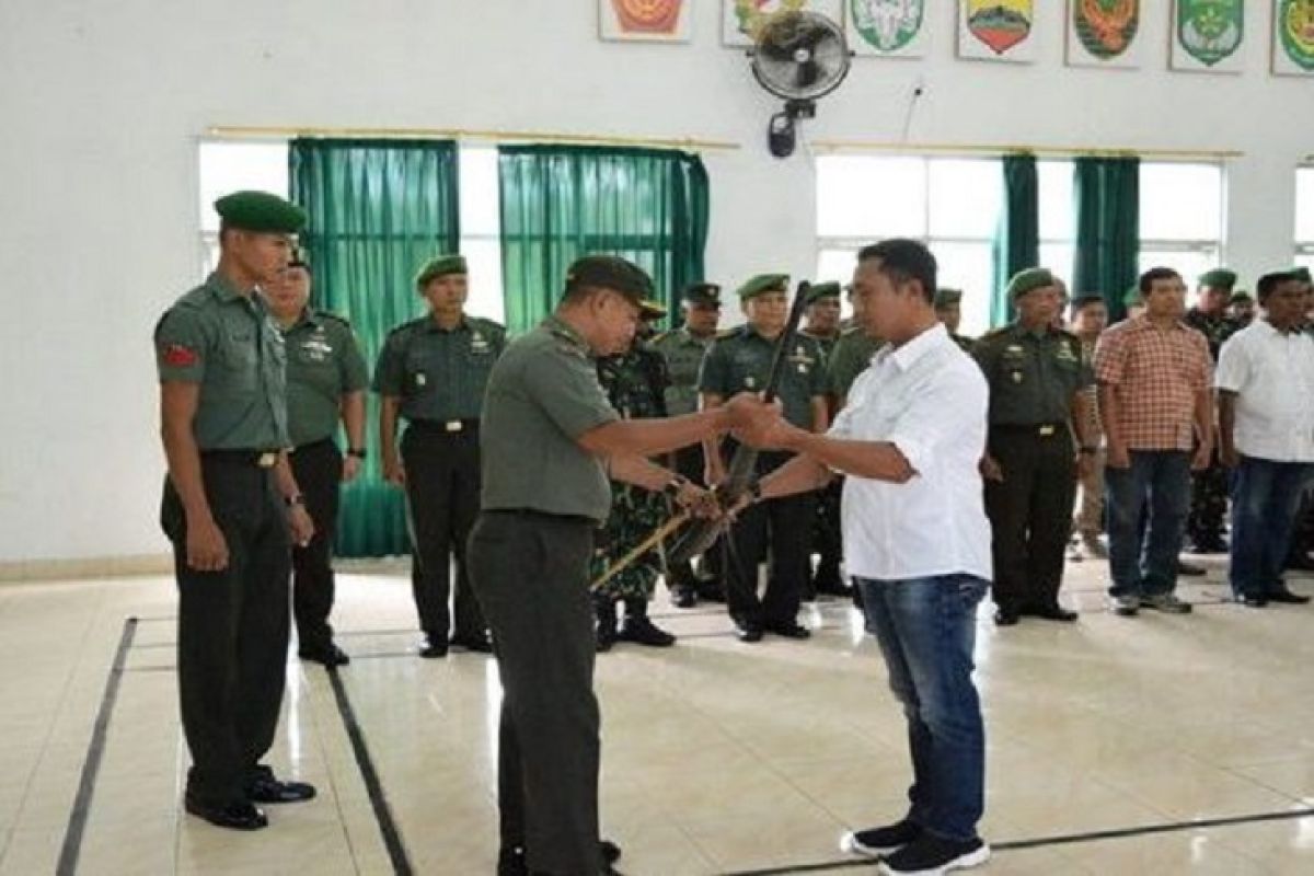 Warga serahkan senpi rakitan ke Kodim Tanggamus