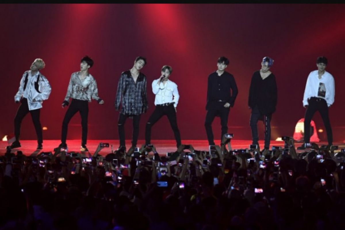 iKON-para pemenang Golden Disc Awards ke-33