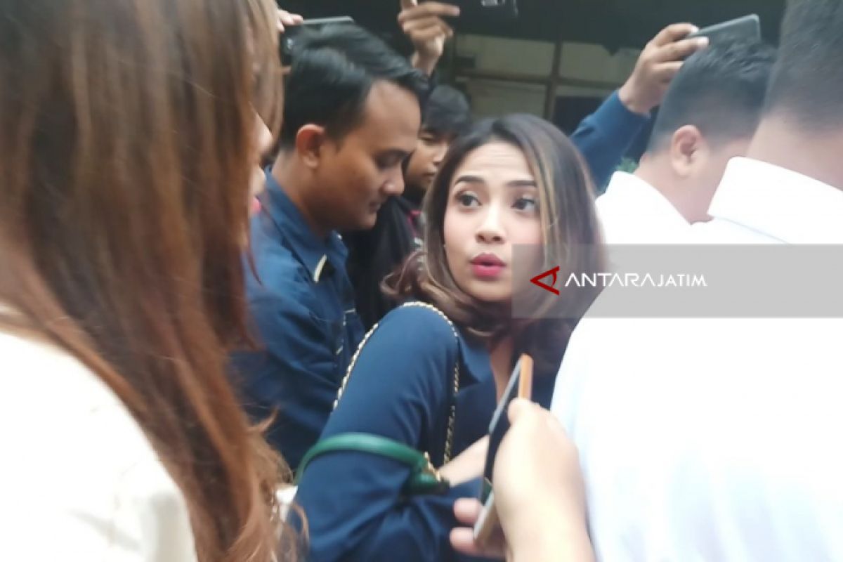 Vanessa Datangi Polda Jatim untuk Wajib Lapor (Video)