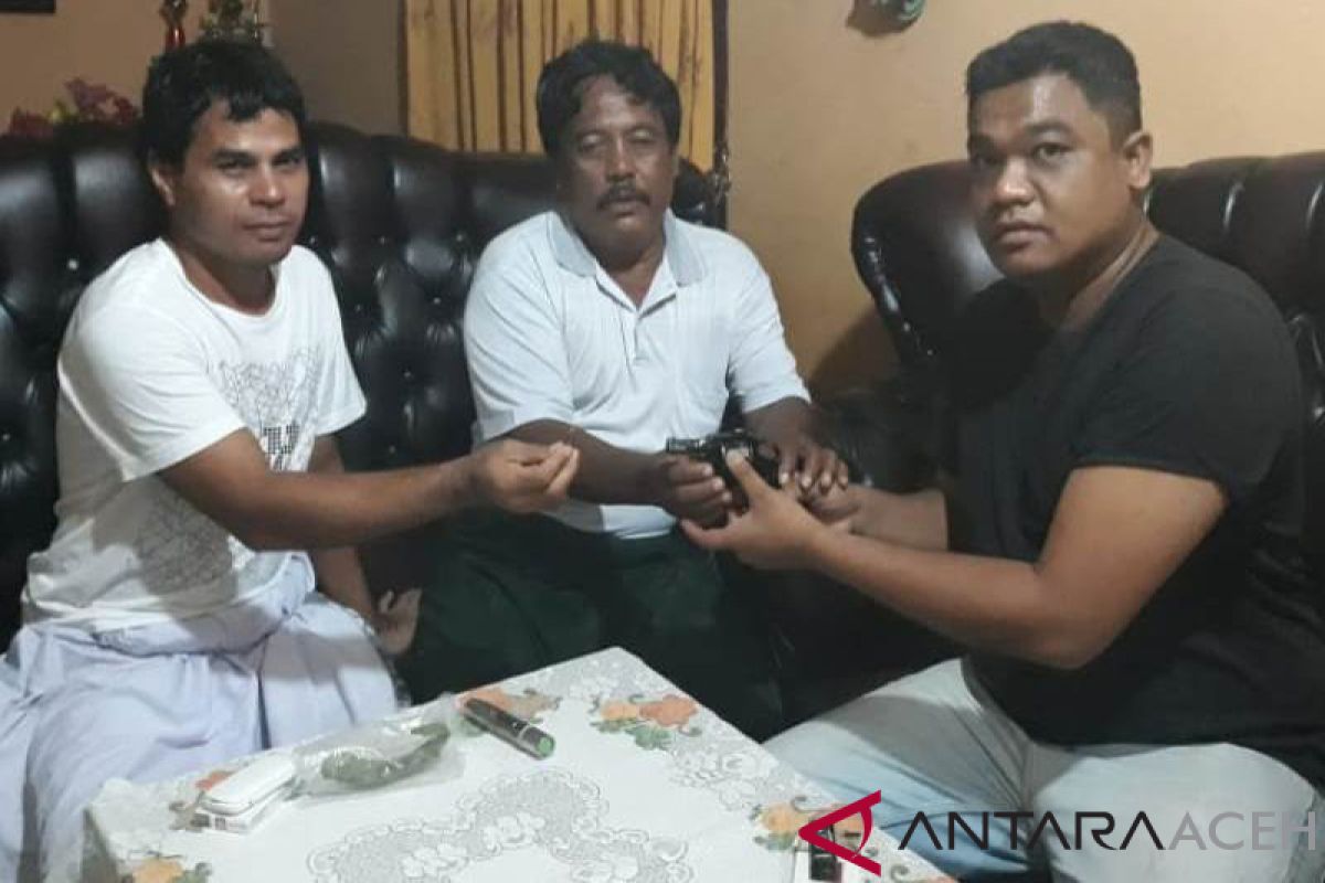 Kades di Nagan Raya serahkan satu pucuk pistol ke polisi