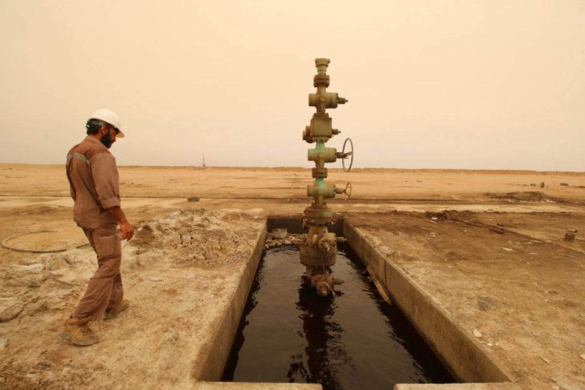 Para demonstran menutup ladang minyak Nassiriya, Irak Selatan