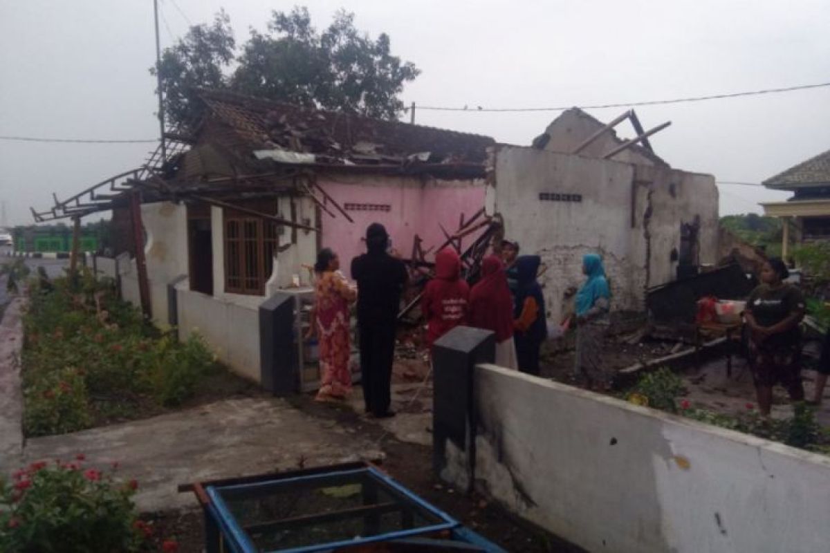 Diterjang angin kencang, puluhan rumah di Sidoarjo-Jatim rusak