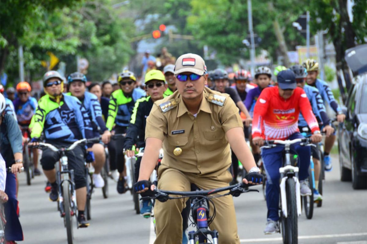 Bupati Sinjai arak Piala Adipura naik sepeda