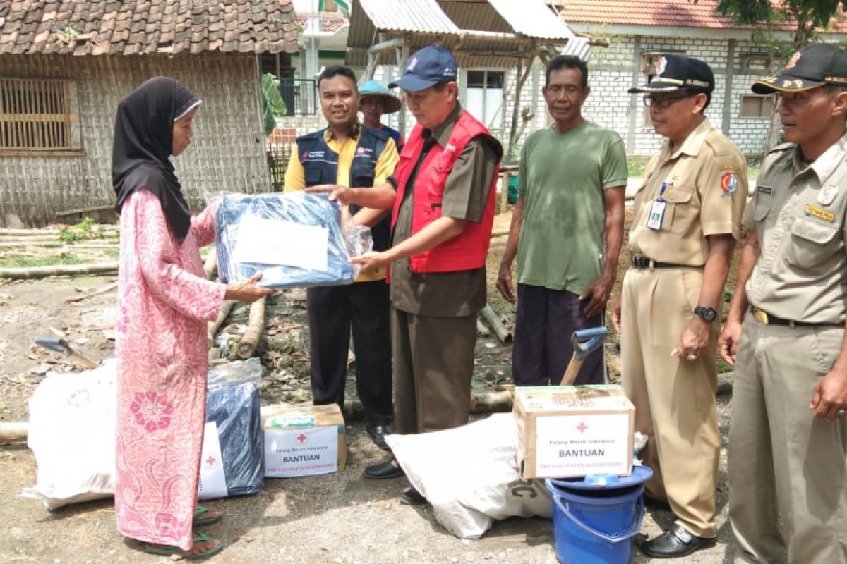 BPBD Bojonegoro Distribusikan Paket Sembako Korban Angin