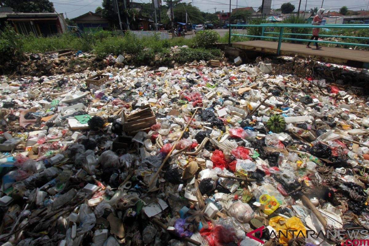 Mengapa masyarakat diingatkan tidak membuang sampah di sungai