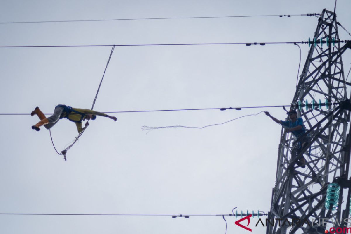 Ikbal terseret kabel SUTET hingga ketinggian 30 meter dan jatuh
