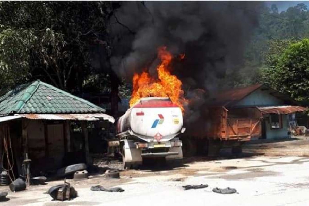 Mobil tangki Pertamina terbakar di Tapteng