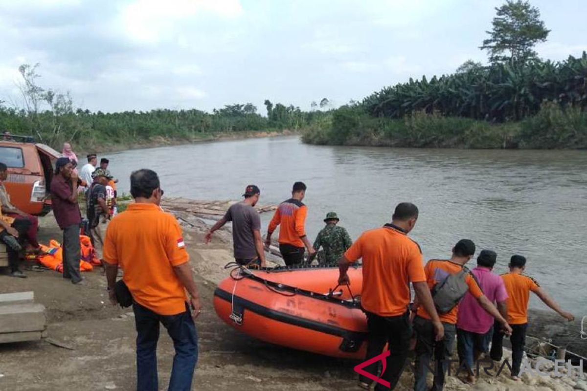 Seorang bocah hanyut saat menyeberang sungai