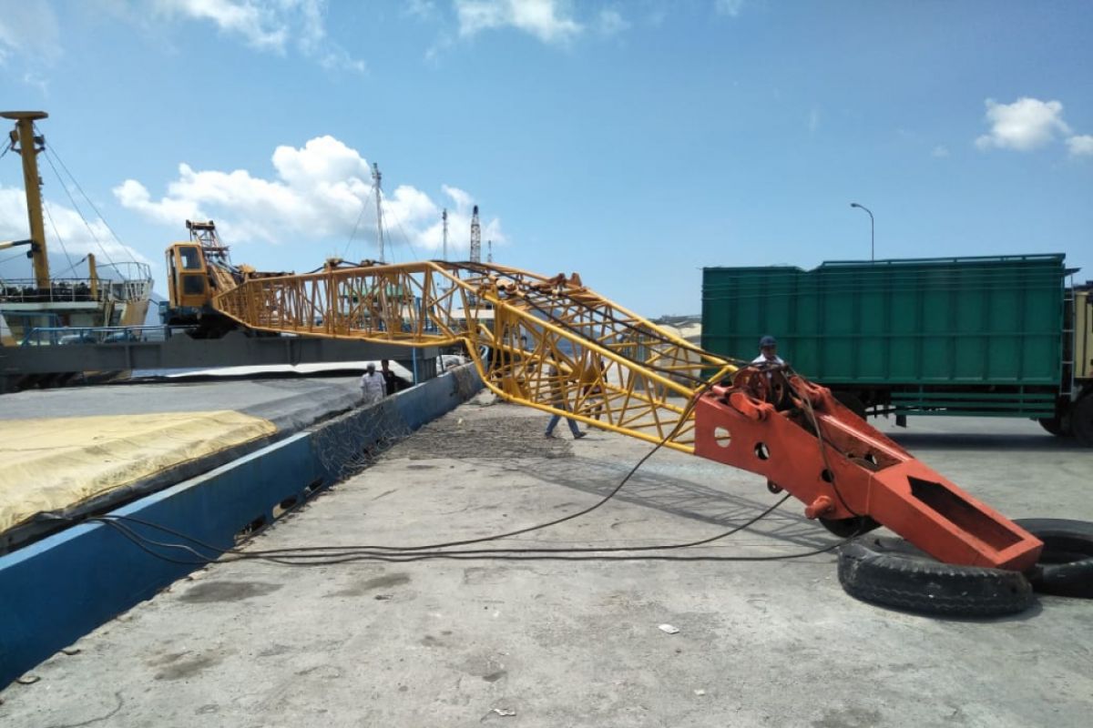 Tower Crane di pelabuhan Ternate patah