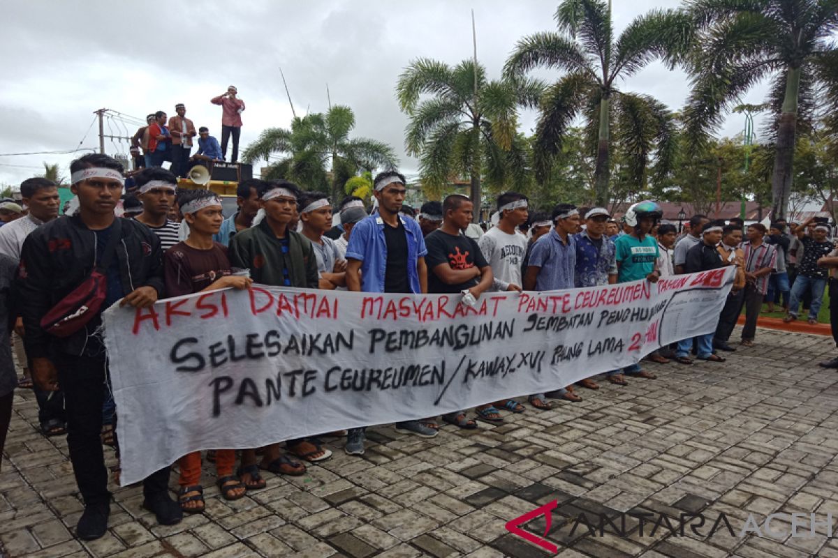 Tuntut percepatan jembatan, warga demo DPRK dan Kantor Bupati Aceh Barat