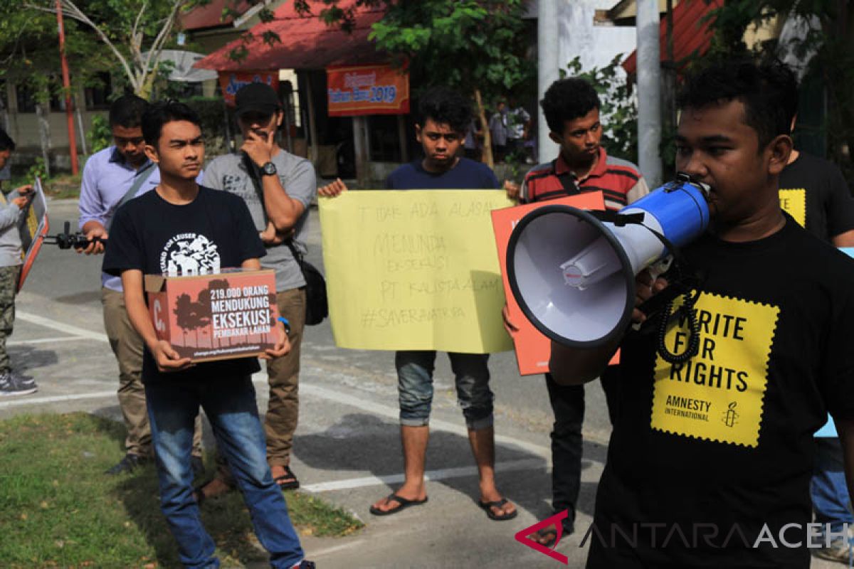 Datangi PN Meulaboh, aktivis serahkan petisi eksekusi PT Kallista Alam