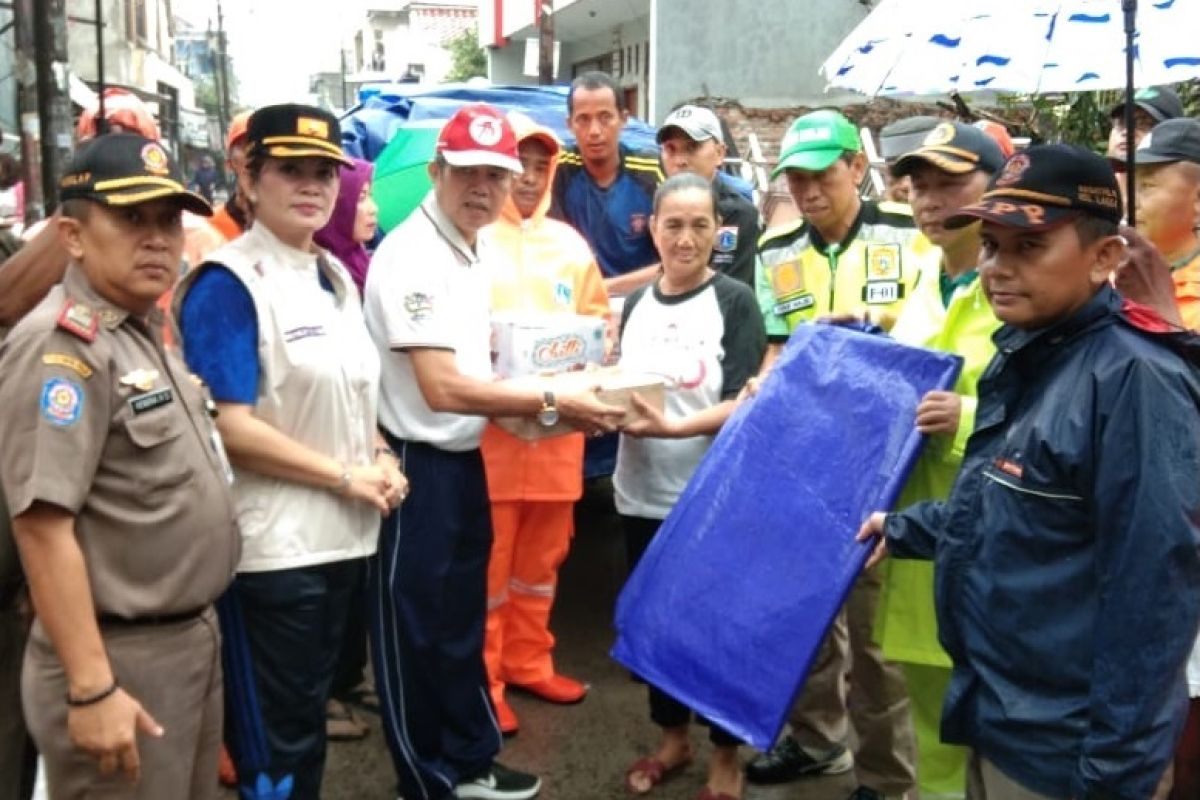 Pemkot Jakut beri bantuan terpal untuk korban angin kencang Koja