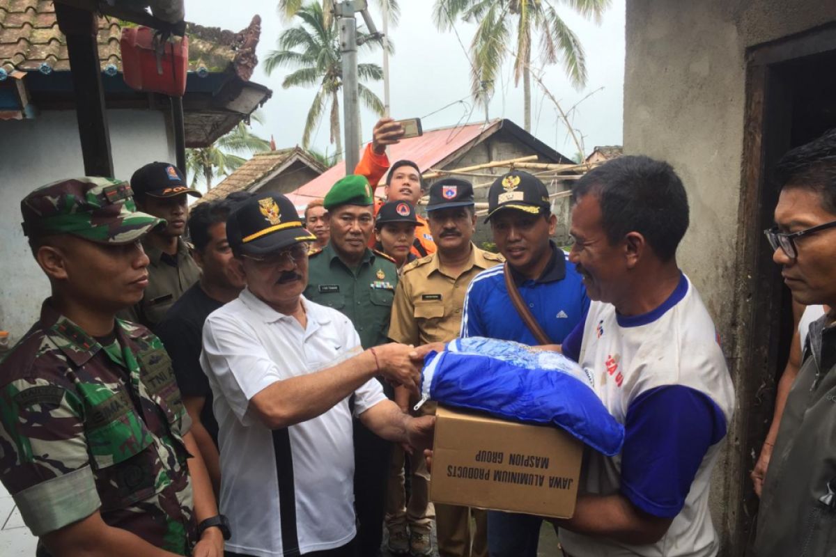 Wabup Karangasem tinjau korban longsor