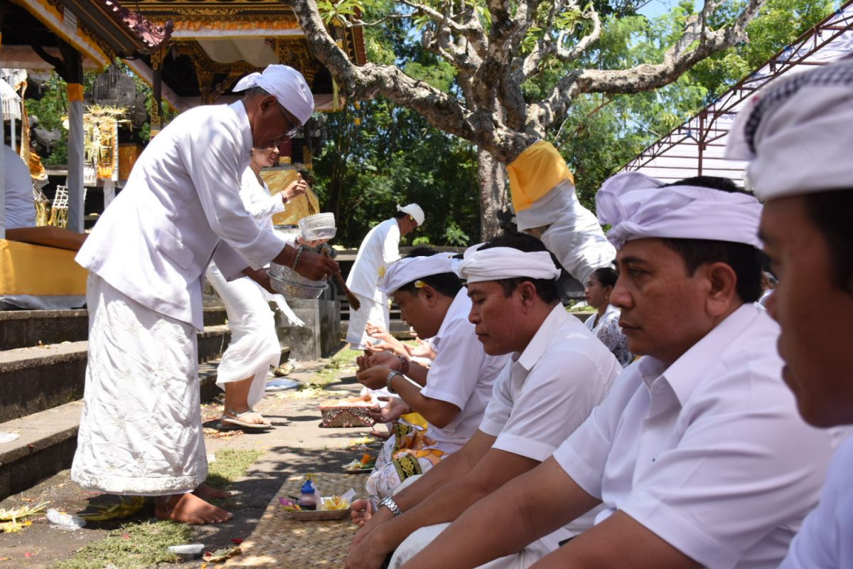 Wali Kota Denpasar Sembahyang di Pura Silayukti Karangasem