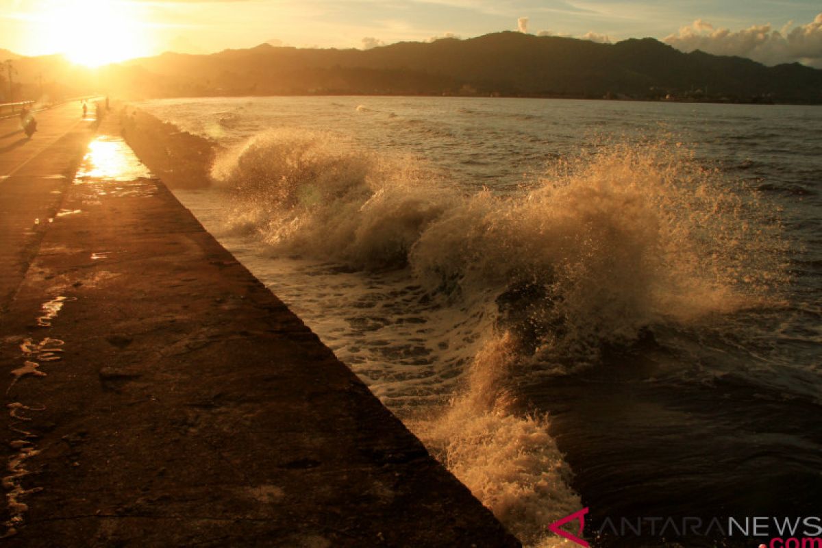 Tinggi gelombang perairan Makassar hingga 4,0 meter